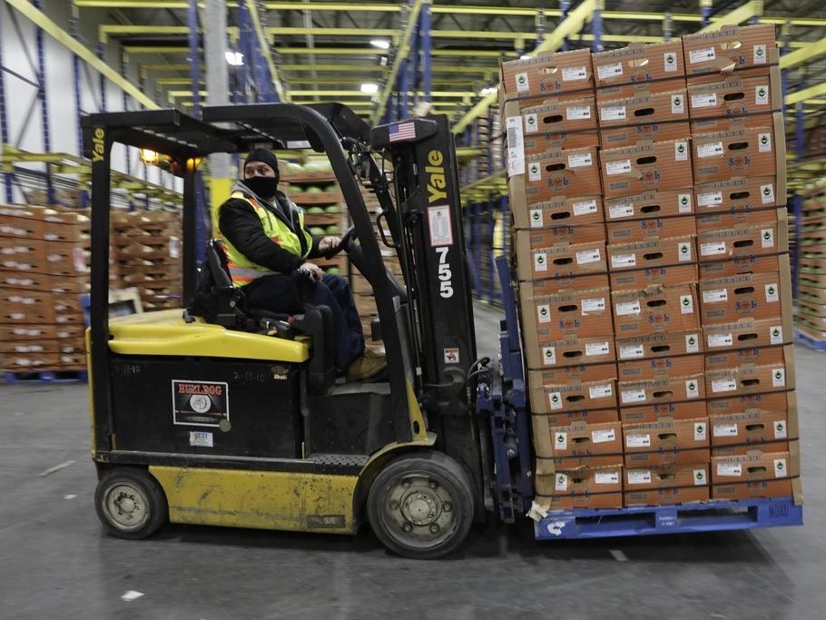 Depo içinde forklift ve palet rafları